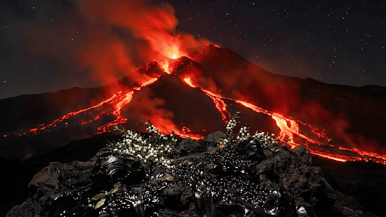 L'Etna in eruzione di notte